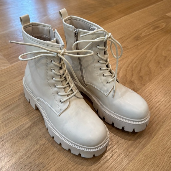 Nasty Gal Size 38/7 Off White Cream Lace-up biker combat Boots - Picture 5 of 12